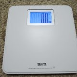 体重計を買った。TANITAの「デジタルヘルスメーター HD-662 （ホワイト）」。